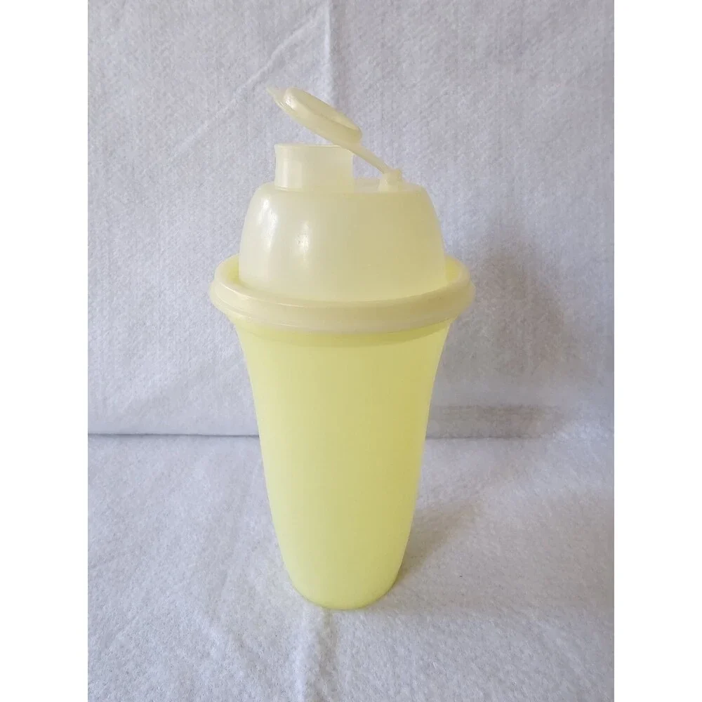VTG Tupperware 844 Yellow Quick Shaker 16oz Gravy Drink Maker Mixer Blender